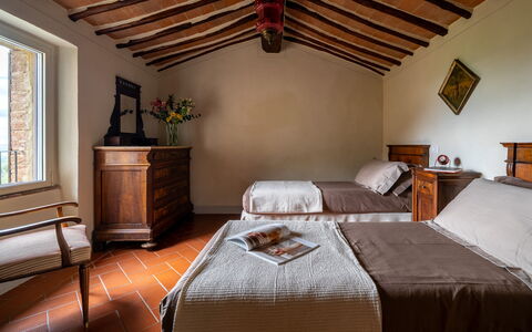 Monticchiello Apartment With Garden, Wifi, Pienza,: Möbel, Bett, Holz, Flooring, Schlafzimmer, Interior Design, Fussboden, Zuhause, Bedding, Bettdecke