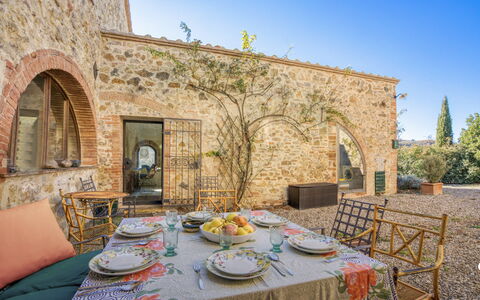 Lina - Podere Ribatti - Casole D'elsa, Toscana: Tabelle, Himmel, Geschirr, Eigentum, Möbel, Dishware, Pflanze, Azurblau, Teller, Tischdecke