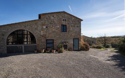 Lina - Podere Ribatti - Casole D'elsa, Toscana: Himmel, Eigentum, Pflanze, Fenster, Gebäude, Wolke, Grundstueck, Strassenbelag, Landschaft, Fassade