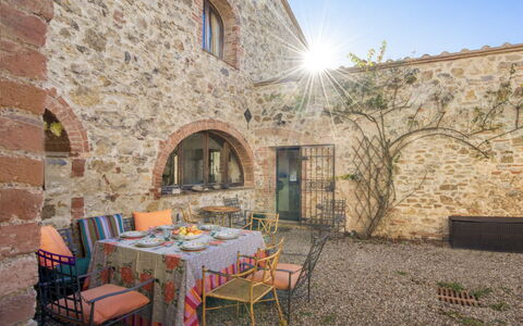 Alice - Podere Ribatti - Casole D'elsa, Toscana: Tabelle, Eigentum, Himmel, Möbel, Fenster, Gebäude, Stuhl, Interior Design, Pflanze, Tisch Im Freien