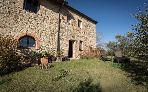 Alice - Podere Ribatti - Casole D'elsa, Toscana: Pflanze, Eigentum, Himmel, Fenster, Gras, Natürliche Landschaft, Gebäude, Hütte, Ländliches Gebiet, Landschaft