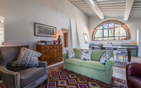 Alice - Podere Ribatti - Casole D'elsa, Toscana: Möbel, Bilderrahmen, Eigentum, Couch, Fenster, Interior Design, Gebäude, Fussboden, Wand, Wohnzimmer