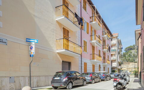 Zia Anna: Rad, Eigentum, Auto, Fahrzeug, Gebäude, Fenster, Himmel, Strassenbelag