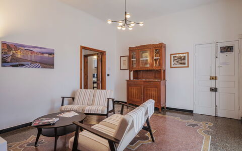 Zia Anna: Bilderrahmen, Eigentum, Cabinetry, Holz, Gebäude, Interior Design, Beleuchtung, Fussboden, Flooring, Schublade