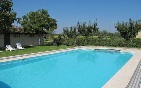 Villa Assisi: Wasser, Himmel, Eigentum, Pflanze, Schwimmbad, Azurblau, Schatten, Rechteck, Gebäude, Baum