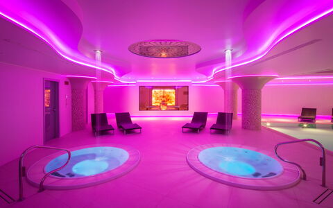 Villa Assisi: Gebäude, Dekoration, Licht, Lila, Beleuchtung, Interior Design, Die Architektur, Rosa, Violett