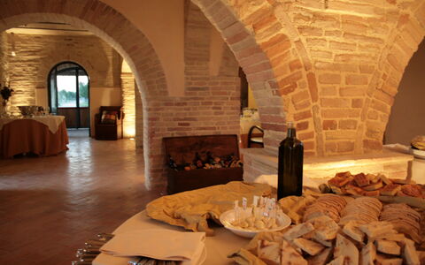Villa Assisi: Essen, Geschirr, Interior Design, Tabelle, Gebäude, Holz, Zimmerpflanze, Küche, Couch, Teller