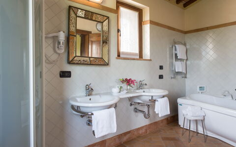 Villa Assisi: Spiegel, Zapfhahn, Sinken, Armatur, Eigentum, Bad Sink, Gebäude, Badewanne, Badezimmer, Lila