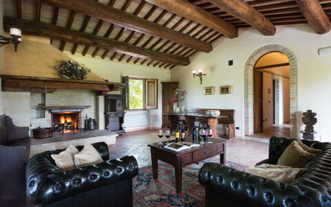 Villa Assisi: Couch, Eigentum, Möbel, Bilderrahmen, Interior Design, Holz, Wohnzimmer, Fussboden, Zimmerpflanze, Tabelle