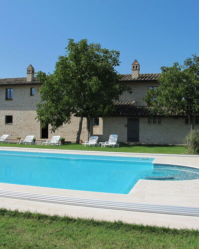 Villa Assisi: Himmel, Wasser, Pflanze, Gebäude, Baum, Schatten, Gras, Rechteck, Freizeit, Verbundwerkstoff