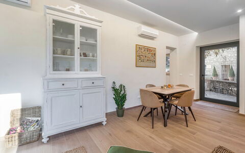 Il Nespolo Charming Apartment Fonterutoli - Siena,: Bilderrahmen, Eigentum, Möbel, Holz, Pflanze, Gebäude, Interior Design, Tabelle, Flooring, Zimmerpflanze