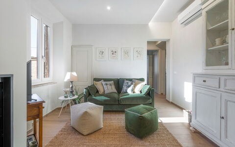 Il Nespolo Charming Apartment Fonterutoli - Siena,: Möbel, Eigentum, Cabinetry, Komfort, Holz, Bilderrahmen, Interior Design, Fussboden, Schublade, Flooring