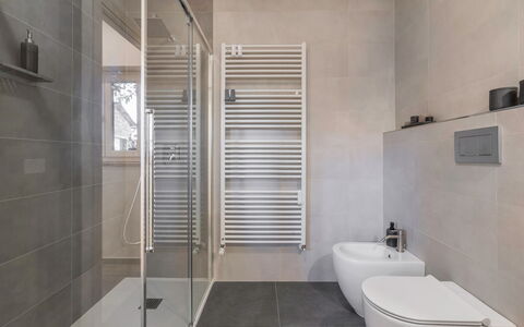 Il Nespolo Charming Apartment Fonterutoli - Siena,: Zapfhahn, Armatur, Badezimmer, Gebäude, Interior Design, Fussboden, Flooring, Verbundwerkstoff, Wand