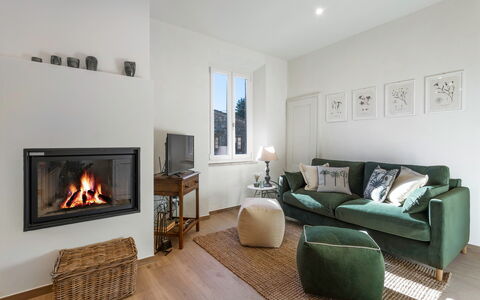 Il Nespolo Charming Apartment Fonterutoli - Siena,: Eigentum, Bilderrahmen, Möbel, Couch, Komfort, Holz, Interior Design, Wohnzimmer, Fussboden, Flooring