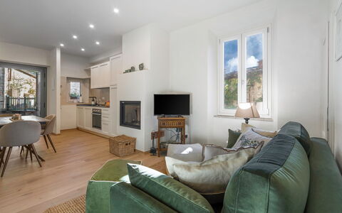 Il Nespolo Charming Apartment Fonterutoli - Siena,: Tabelle, Möbel, Bilderrahmen, Couch, Eigentum, Interior Design, Gebäude, Holz, Komfort, Beleuchtung