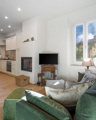 Il Nespolo Charming Apartment Fonterutoli - Siena,: Tabelle, Möbel, Bilderrahmen, Couch, Eigentum, Interior Design, Gebäude, Holz, Komfort, Beleuchtung