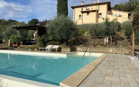 Villa Le Ripe - Gambassi Terme, Toscana: Wasser, Himmel, Gebäude, Wolke, Azurblau, Baum, Schwimmbad, Pflanze, Schatten, Wohngebiet
