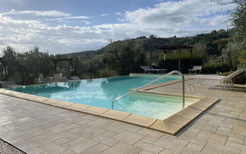 Villa Le Ripe - Gambassi Terme, Toscana: Wasser, Wolke, Himmel, Wasservorräte, Schwimmbad, Rechteck, Gartenmöbel, Baum, Schatten, Pflanze