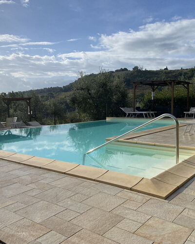 Villa Le Ripe - Gambassi Terme, Toscana: Wasser, Wolke, Himmel, Wasservorräte, Schwimmbad, Rechteck, Gartenmöbel, Baum, Schatten, Pflanze