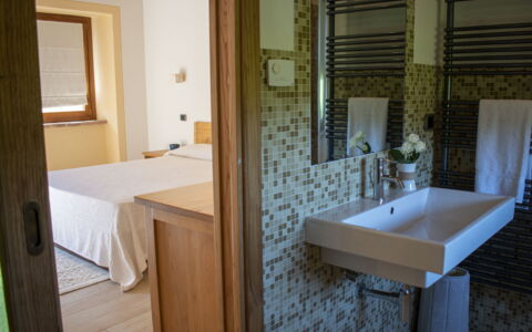 Villa Niccone: Sinken, Eigentum, Zapfhahn, Armatur, Spiegel, Badezimmer, Holz, Interior Design, Fussboden
