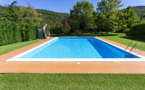Villa Niccone: Pflanze, Himmel, Grün, Natur, Azurblau, Rechteck, Schwimmbad, Baum, Gebäude, Schatten