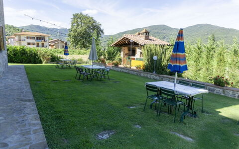 Villa Niccone: Pflanze, Himmel, Wolke, Eigentum, Tabelle, Möbel, Natur, Tisch Im Freien, Baum, Gartenmöbel