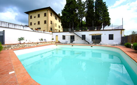 Villa Badiuzza: Wasser, Wolke, Pflanze, Himmel, Eigentum, Gebäude, Schwimmbad, Fenster, Azurblau, Baum