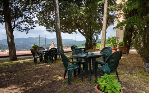 Villa Badiuzza: Pflanze, Möbel, Tabelle, Stuhl, Himmel, Baum, Schatten, Gartenmöbel, Tisch Im Freien, Holz