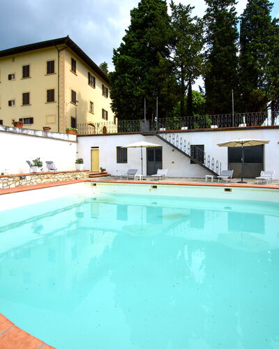Villa Badiuzza: Wasser, Wolke, Pflanze, Himmel, Eigentum, Gebäude, Schwimmbad, Fenster, Azurblau, Baum