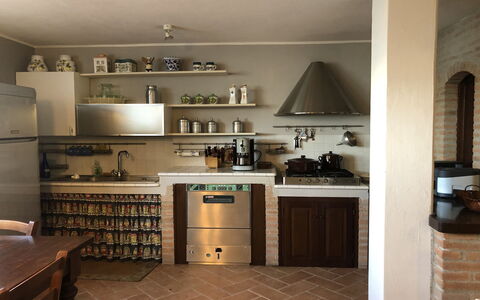 Villa Carsuga: Eigentum, Möbel, Cabinetry, Küchengerät, Küche, Countertop, Herd, Haushaltsgerät, Holz, Regale
