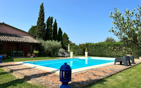 Villa Carsuga: Wasser, Himmel, Pflanze, Eigentum, Azurblau, Botanik, Schatten, Gras, Baum, Freizeit