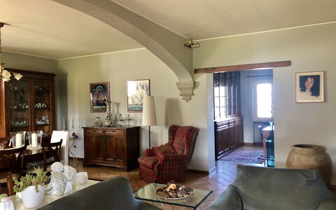 Villa Carsuga: Möbel, Bilderrahmen, Couch, Tabelle, Holz, Beleuchtung, Interior Design, Stuhl, Fussboden, Wohnzimmer