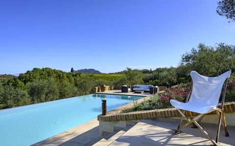 Villa Bartolomeo: Wasser, Himmel, Möbel, Pflanze, Azurblau, Schwimmbad, Stuhl, Gartenmöbel, Baum, Natürliche Landschaft