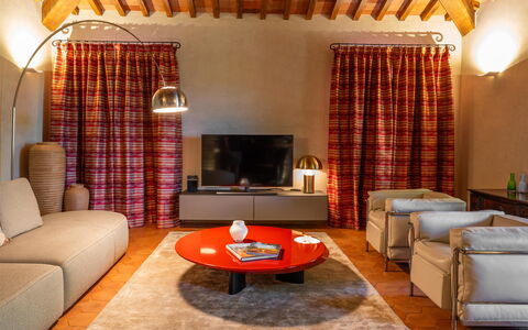 Villa Bartolomeo: Möbel, Eigentum, Tabelle, Gebäude, Couch, Komfort, Dekoration, Orange, Holz, Wohnzimmer