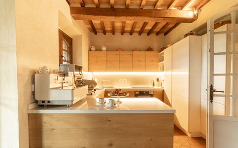 Villa Bartolomeo: Eigentum, Cabinetry, Holz, Küche, Countertop, Zapfhahn, Interior Design, Fussboden, Flooring, Hartholz