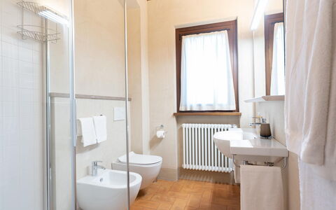 Villa Bartolomeo: Eigentum, Armatur, Fenster, Zapfhahn, Vorhang, Interior Design, Die Architektur, Badezimmer, Beleuchtung