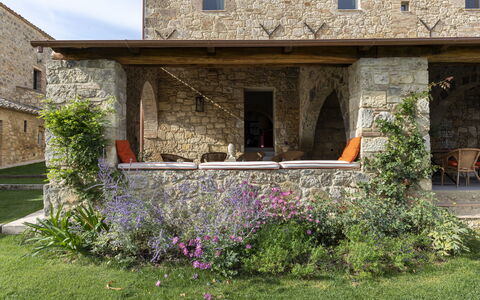 Villa Della Regina: Pflanze, Blume, Gebäude, Eigentum, Fenster, Grundstueck, Haus, Hütte, Stuhl, Gras