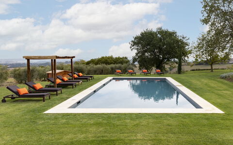 Villa Della Regina: Himmel, Wasser, Wolke, Pflanze, Schwimmbad, Schatten, Baum, Grundstueck, Rechteck, Gartenmöbel