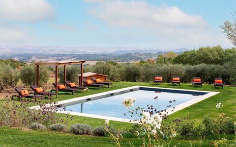Villa Della Regina: Wolke, Wasser, Pflanze, Himmel, Blume, Schwimmbad, Baum, Natürliche Landschaft, Vegetation, Gewässer