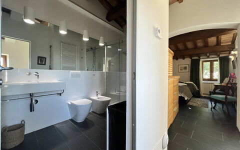 The Architects House: Spiegel, Zapfhahn, Sinken, Armatur, Bad Sink, Badezimmer, Beleuchtung, Interior Design, Flooring, Fenster
