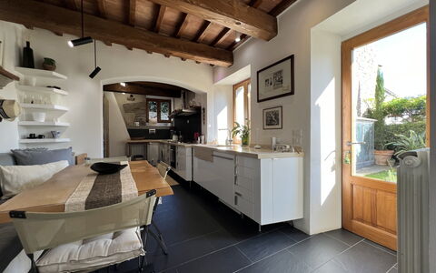 The Architects House: Cabinetry, Countertop, Blumentopf, Pflanze, Gebäude, Tabelle, Küche, Wohnzimmer, Holz, Interior Design