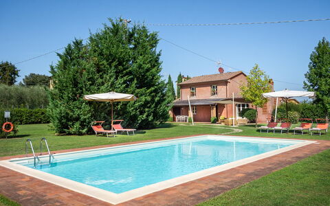 Le Vigne 4: Wasser, Himmel, Eigentum, Pflanze, Schwimmbad, Gebäude, Baum, Gras, Fenster, Freizeit