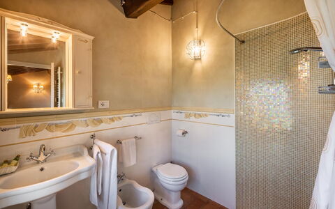 Le Vigne 4: Braun, Spiegel, Armatur, Eigentum, Sinken, Zapfhahn, Bad Sink, Badezimmer, Interior Design, Holz