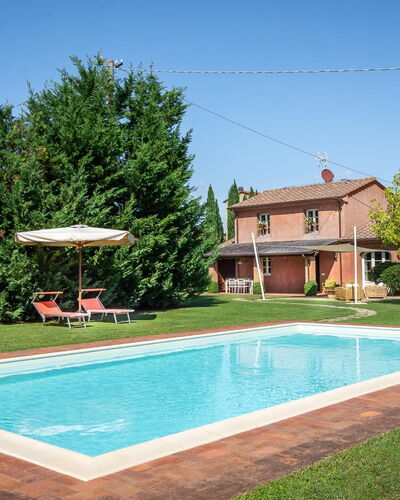Le Vigne 4: Wasser, Himmel, Eigentum, Pflanze, Schwimmbad, Gebäude, Baum, Gras, Fenster, Freizeit