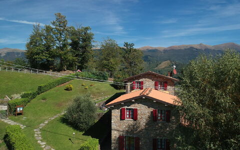 La Vecchia Fornace La Piastra Apartments - Abetone: Wolke, Himmel, Pflanze, Fenster, Natürliche Landschaft, Berg, Steigung, Grundstueck, Vegetation, Baum