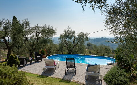 Casa Mimy: Wasser, Himmel, Pflanze, Schwimmbad, Baum, Gartenmöbel, Schatten, Freizeit, Grundeigentum, Landschaft