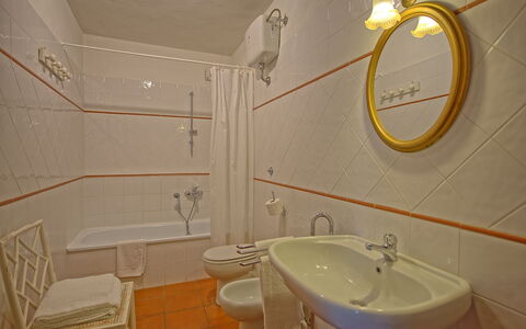Maggiano: Spiegel, Zapfhahn, Armatur, Bad Sink, Sinken, Eigentum, Fotografieren, Weiss, Badezimmer, Gebäude