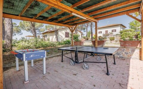 Anilde, Holiday Home with Pool, Wifi, Tuscany: Tabelle, Pflanze, Möbel, Gebäude, Tisch Im Freien, Holz, Baum, Schatten, Gartenmöbel, Interior Design