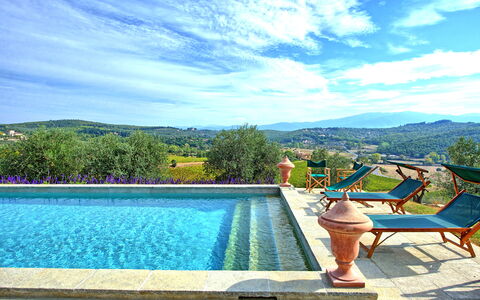 Villa Cona: Wasser, Wolke, Himmel, Pflanze, Schwimmbad, Blau, Azurblau, Gartenmöbel, Baum, Rechteck