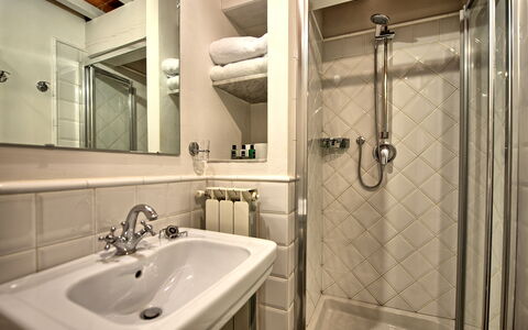 Villa Cona: Braun, Spiegel, Zapfhahn, Armatur, Sinken, Bad Sink, Eigentum, Duschtür, Badezimmer, Interior Design